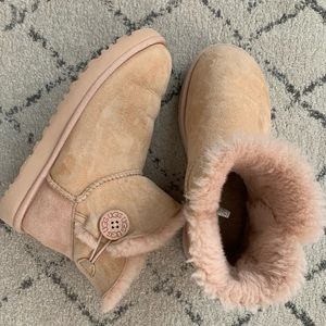 UGG Bailey Button II Mini in Amberlight
